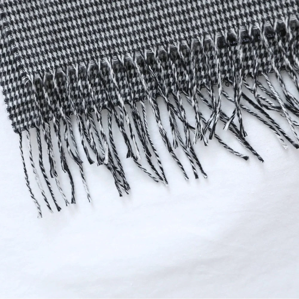 Geoffrey Beene Cashme scarf herringbone print winter fall autumn black white